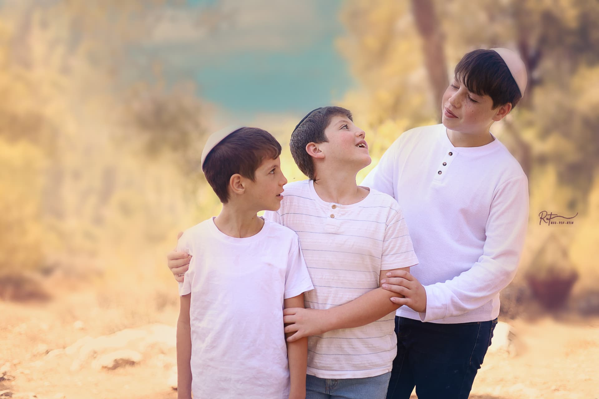 שלושה אחים במבט משותף בטבע